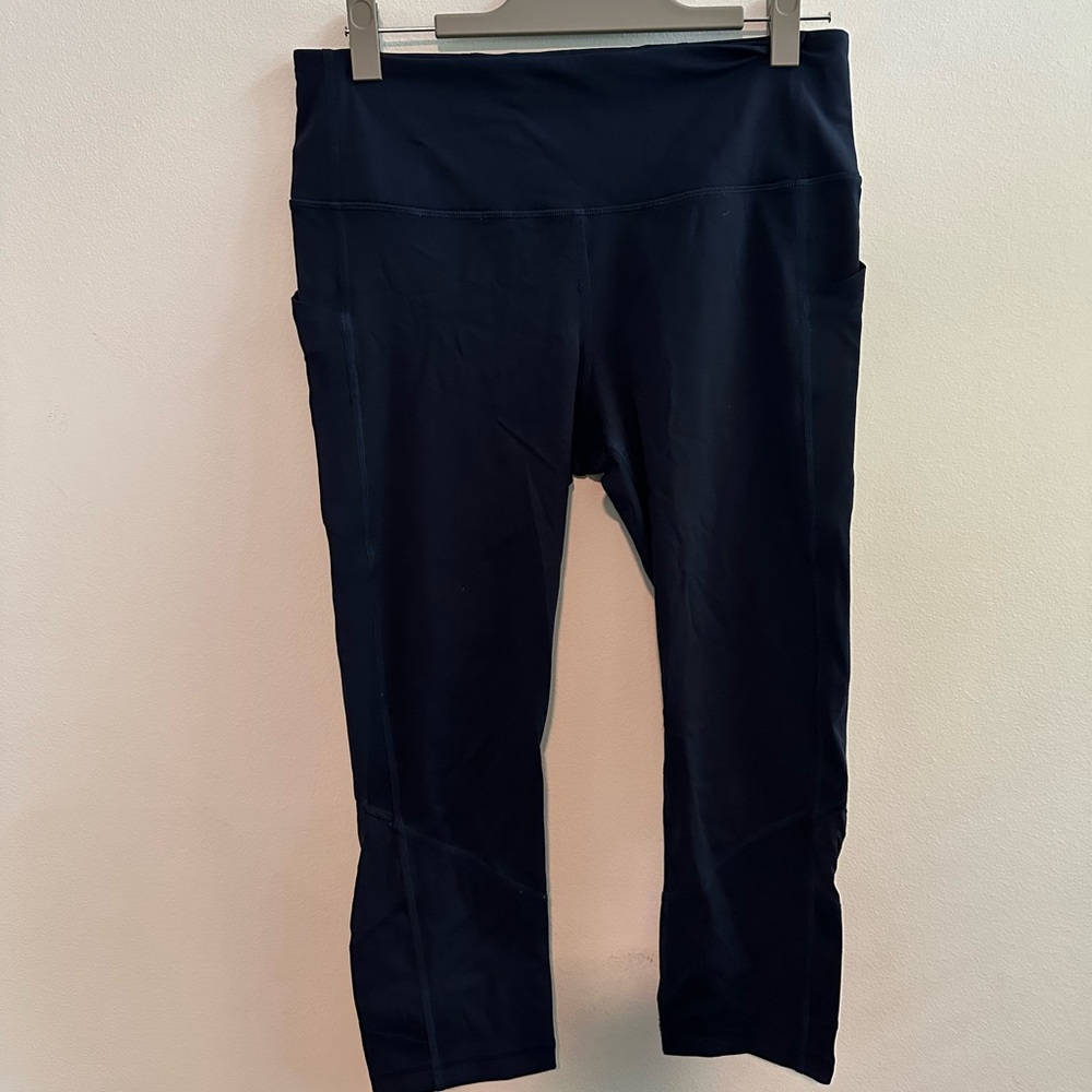 Navy lululemon crop leggings with pockets